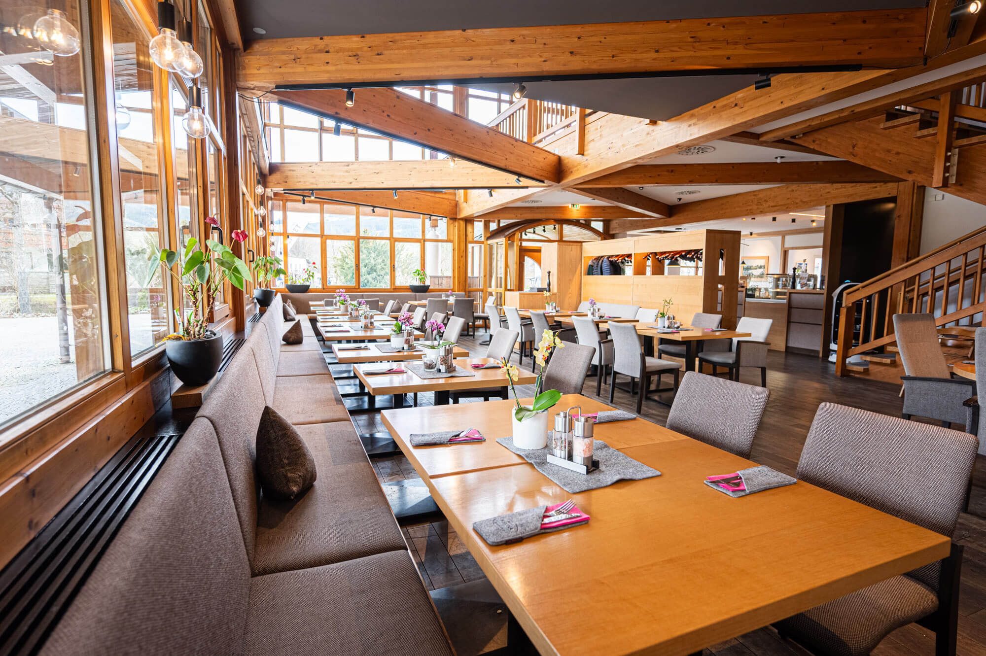 Innenaufnahme des Speisesaals der Speisegalerie Fischen – einladendes Ambiente mit stilvoll gedeckten Tischen und gemütlicher Atmosphäre.