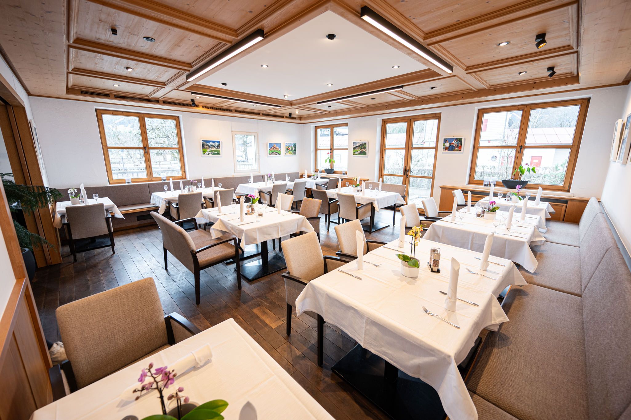 Der großzügige Speisesaal der Speisegalerie Fischen mit stilvoll arrangierten Tischen und angenehmer Atmosphäre.