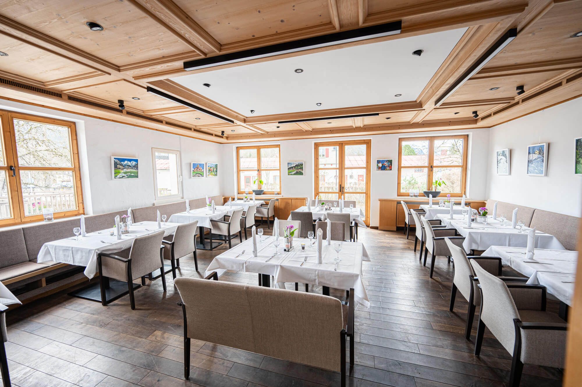 Der Speisesaal der Speisegalerie Fischen – einladendes Ambiente mit stilvoll gedeckten Tischen im hellen Raum.