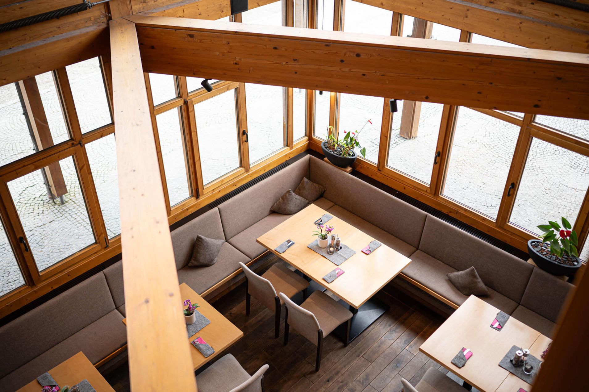 Innenaufnahme einer gemütlichen Sitzecke der Speisegalerie Fischen – einladendes Ambiente mit gemütlicher Atmosphäre.