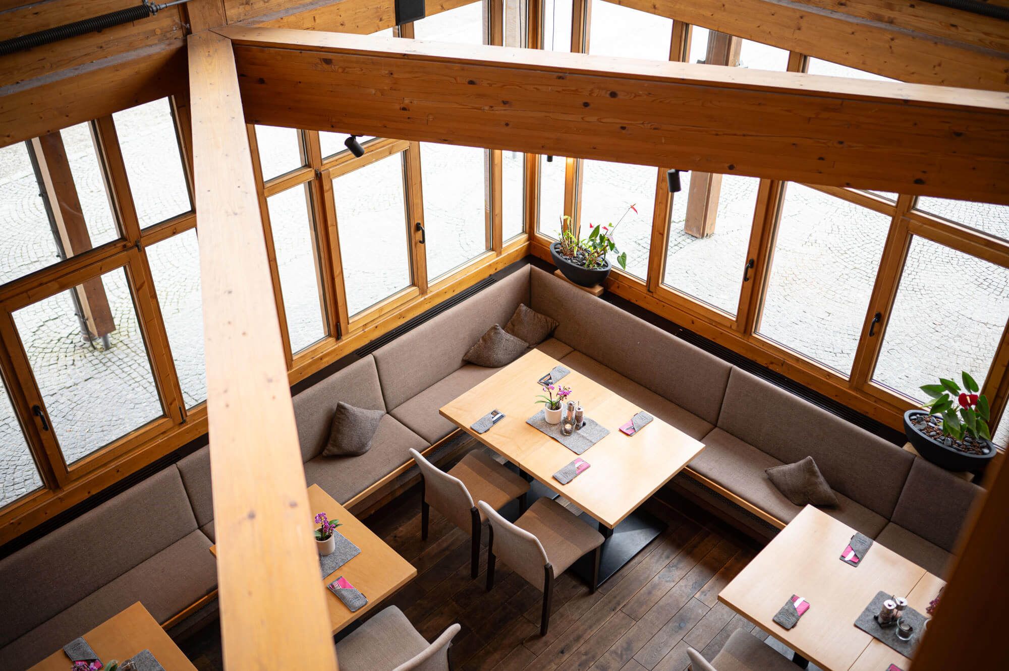 Innenaufnahme einer gemütlichen Sitzecke der Speisegalerie Fischen – einladendes Ambiente mit gemütlicher Atmosphäre.