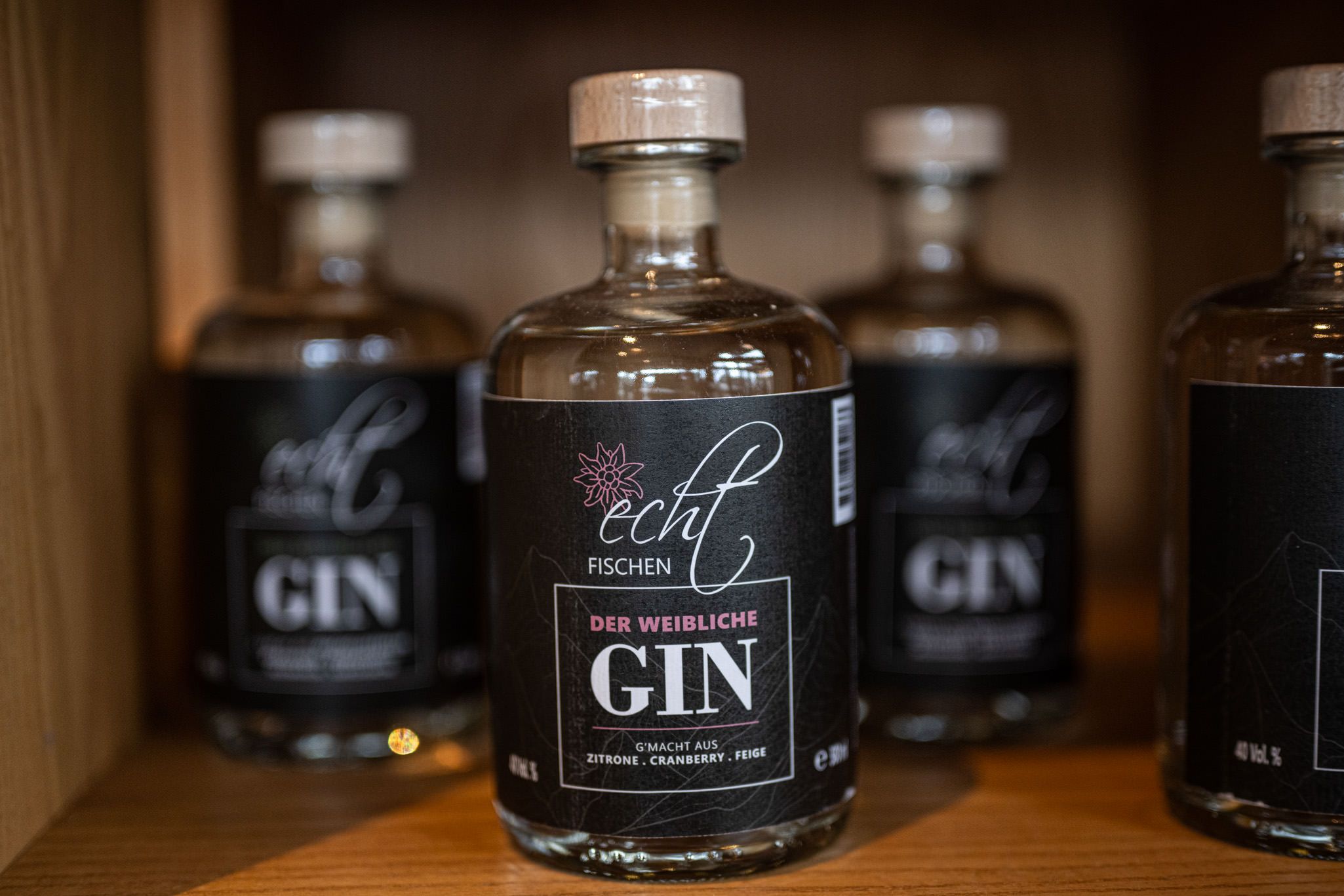 Selbstgemachter Gin „Der weibliche Gin“ der Speisegalerie mit Zitrone, Cranberry und Feige Geschmack.