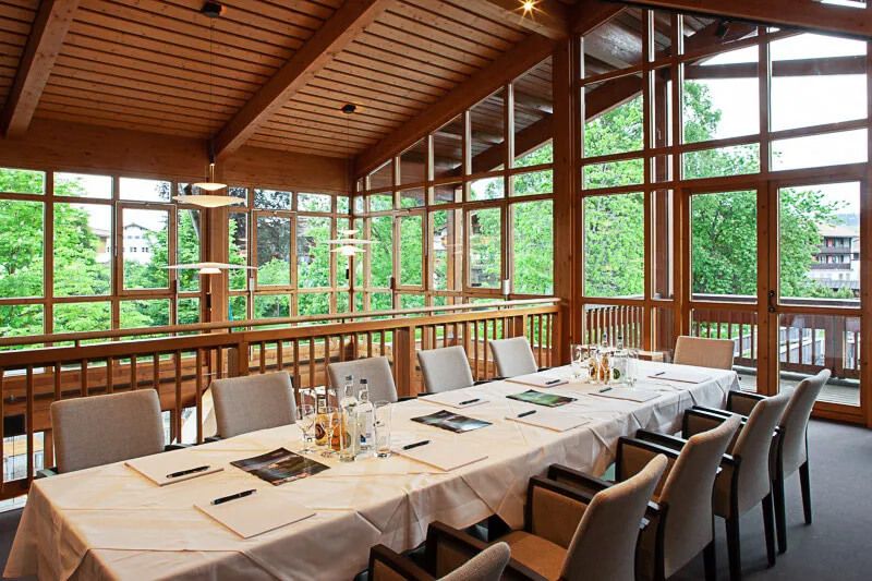 Weitläufige Aussicht aus der Speisegalerie Fischen durch große Fenster – ein beeindruckender Blick auf die idyllische Landschaft der Allgäuer Hörnerdörfer.