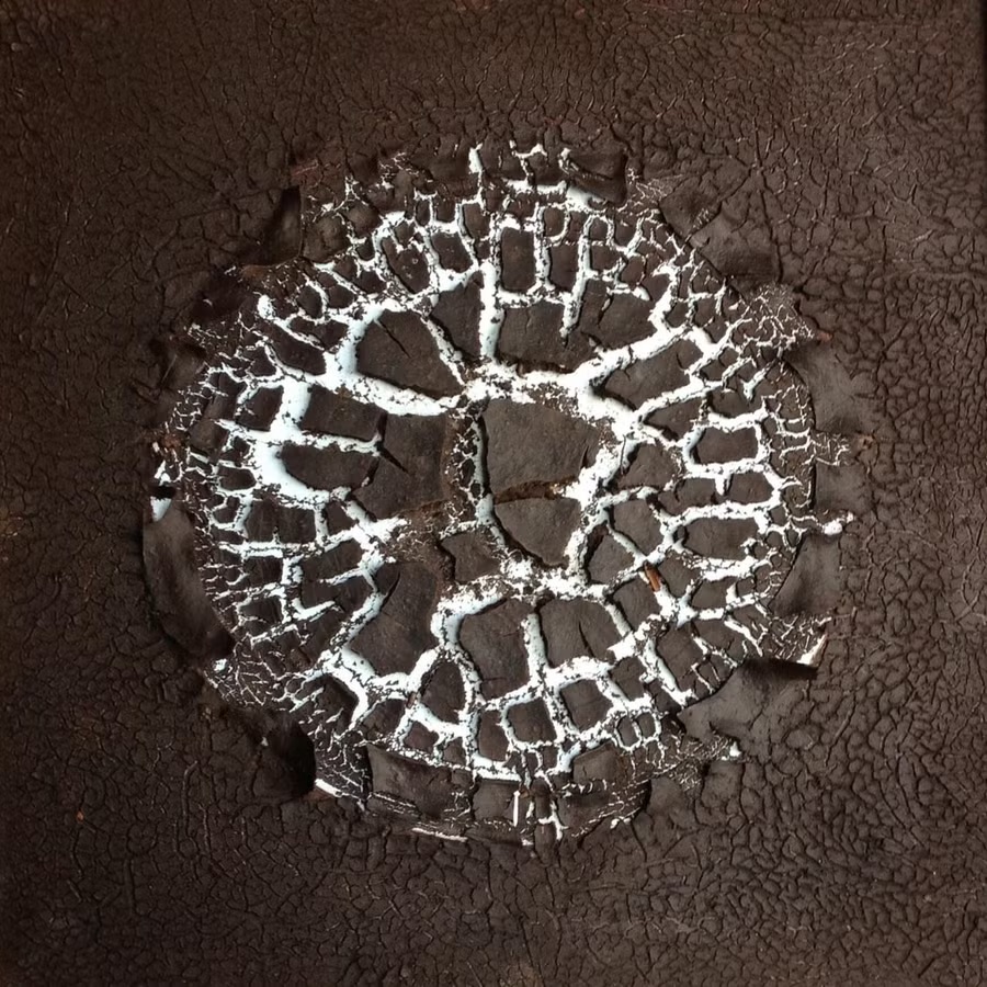 Bronze-Portrait und skulpturale Arbeiten von Bildhauer Max Schmelcher, die das Zusammenspiel von Natur und Kunst zeigen – präsentiert in der aktuellen Ausstellung mit Moor als lebendigem Material.