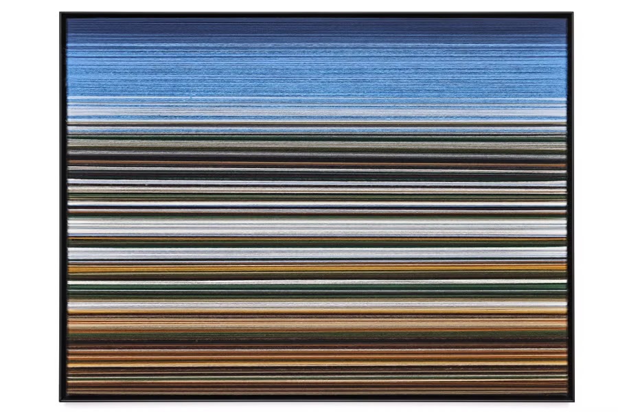 Abstraktes Gemälde mit horizontalen Linien in Blau- und Orangetönen, Teil einer Ausstellung in der Fiskina Fischen.