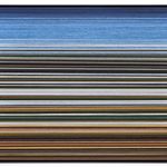 Abstraktes Gemälde mit horizontalen Linien in Blau- und Orangetönen, Teil einer Ausstellung in der Fiskina Fischen.