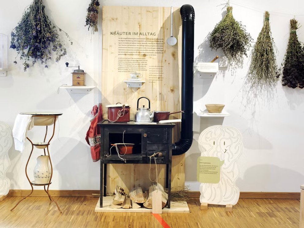 Teil der Ausstellung „Kräuter im Alltag“ in der Fiskina Fischen – liebevoll präsentierte Kräuter, Infotafeln und Alltagsanwendungen rund um Heil- und Küchenkräuter im April.