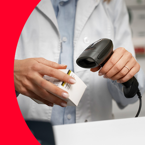 Apotheker scannt Artikel an der Kasse.