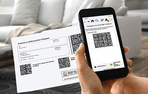 Handy in der Hand, mit der ein E-Rezept gescannt wird.