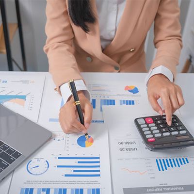 Die NPS wird von einer Verantwortlichen analysiert. Auf ihrem Schreibtisch liegen Auswertungsunterlagen.