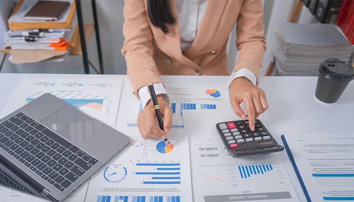 Die NPS wird von einer Verantwortlichen analysiert. Auf ihrem Schreibtisch liegen Auswertungsunterlagen.