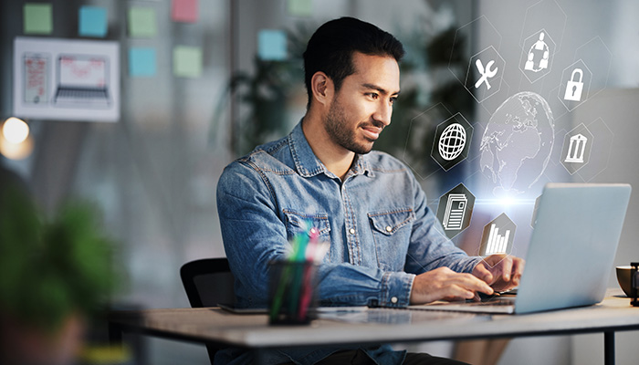 Ein Mann nimmt am Laptop an einer Mitarbeiterforschung teil.