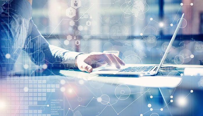 Mit einer Umfrage Software effizient Feedback einholen. Ein Mann programmiert eine Umfrage an einem Laptop.