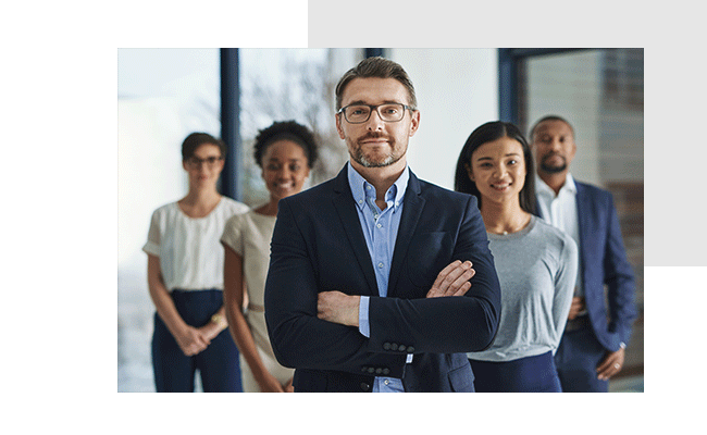 Eine Führungskraft und Ihr Team stehen frontal im Büro, nachdem sie das 360-Grad-Feedback-Tool angewendet haben.