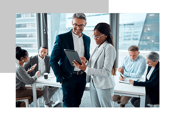 Eine weibliche Führungskraft erklärt ihren Angestellten die Funktionen des 360-Grad-Feedback-Tools.