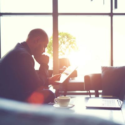 360-Grad-Feedback Person mit Tablet