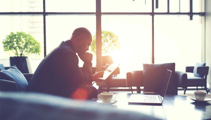 360-Grad-Feedback Person mit Tablet