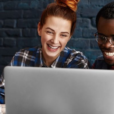 junges Paar am Laptop Panelbefragung