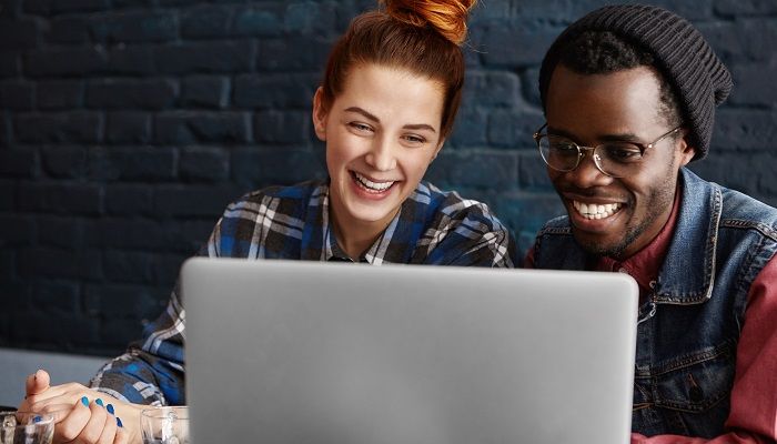 junges Paar am Laptop Panelbefragung