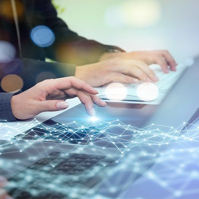 arbeitende Hände am PC Schnittstellenanbindung