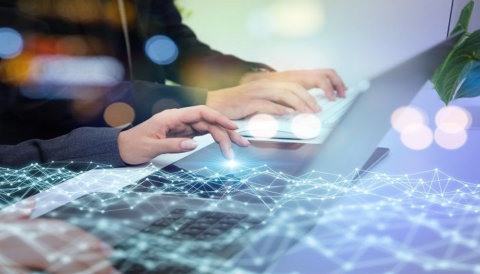 arbeitende Hände am PC Schnittstellenanbindung