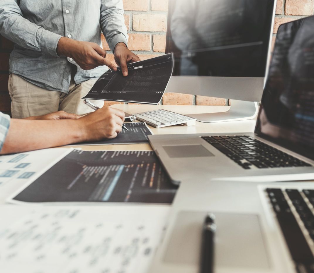 Programmierer besprechen Software Unternehmensgeschichte