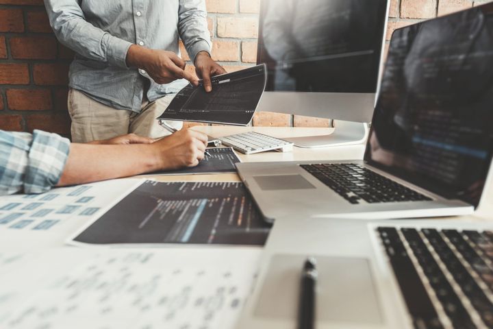 Programmierer besprechen Software Unternehmensgeschichte