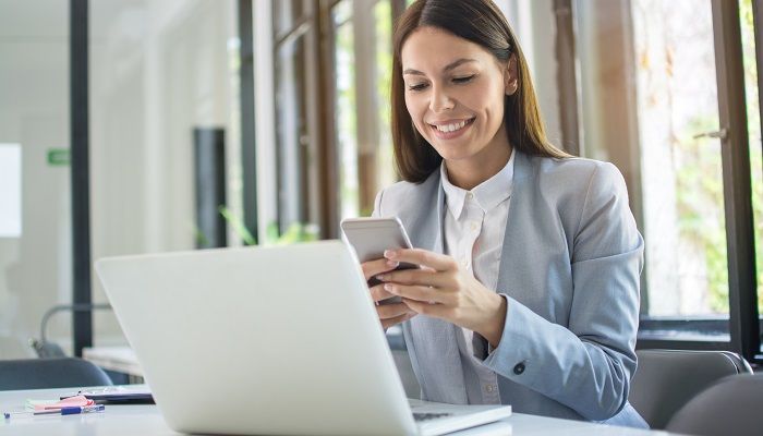 Mitarbeiterin im Büro