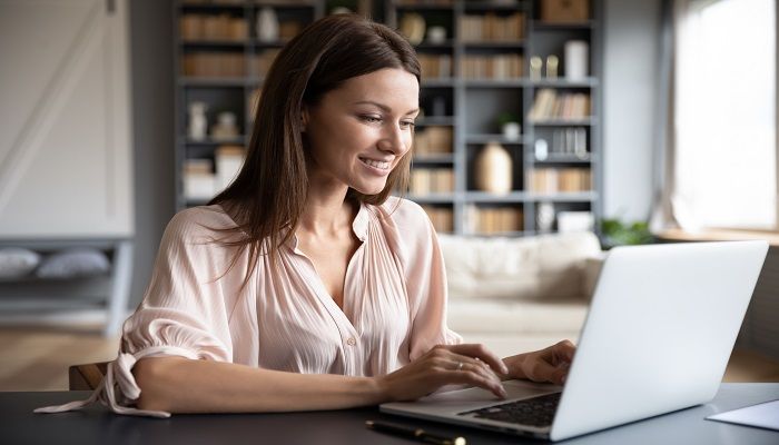 Frau surft am Laptop Panel Teilnehmerdaten Übertragung