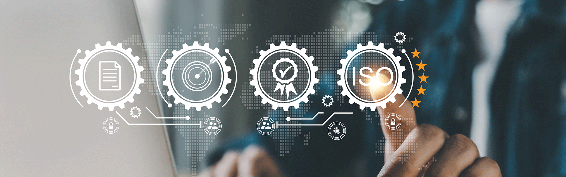 Ein Finger klickt auf ein Hologramm mit verschiedenen Symbolen der Qualitätssicherung