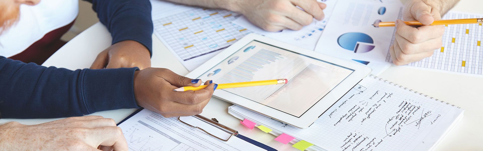 Drei Personen sitzen zusammen und führen eine agile Fragebogengestaltung durch.