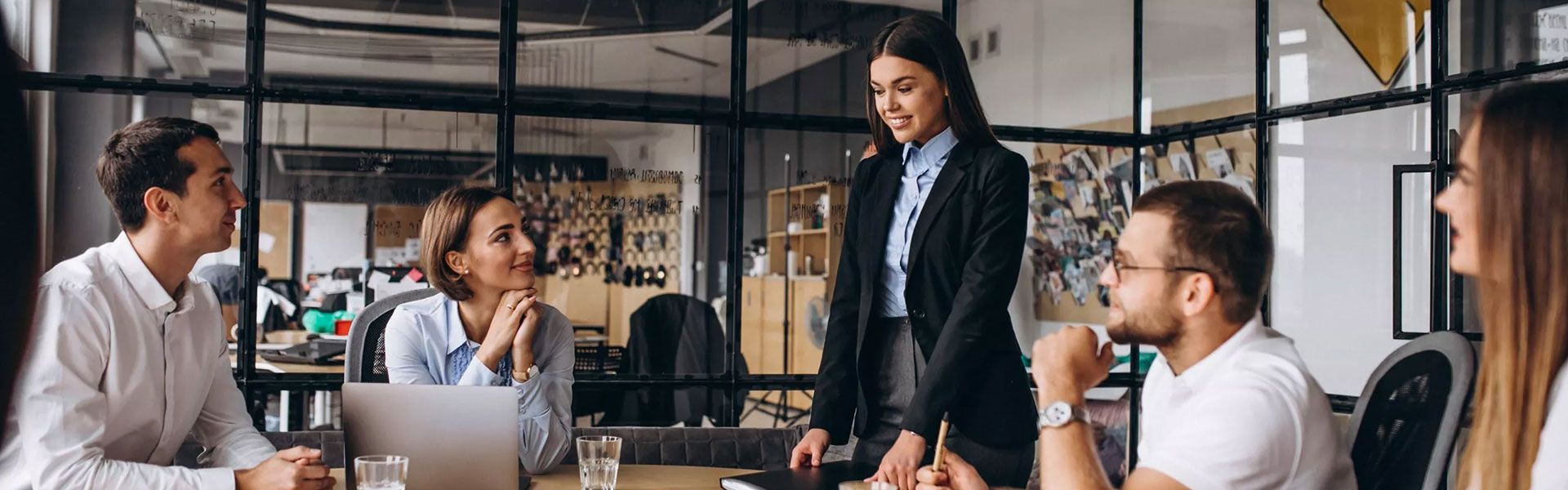 Eine Gruppe an fünf Menschen sitzt zusammen und spricht über Automatisierung.