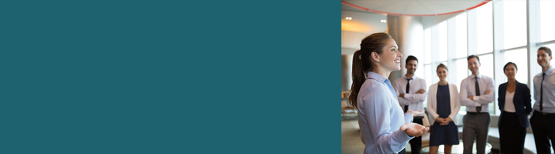 Eine junge Frau gibt ihren Kollegen und Kolleginnen ein Training.