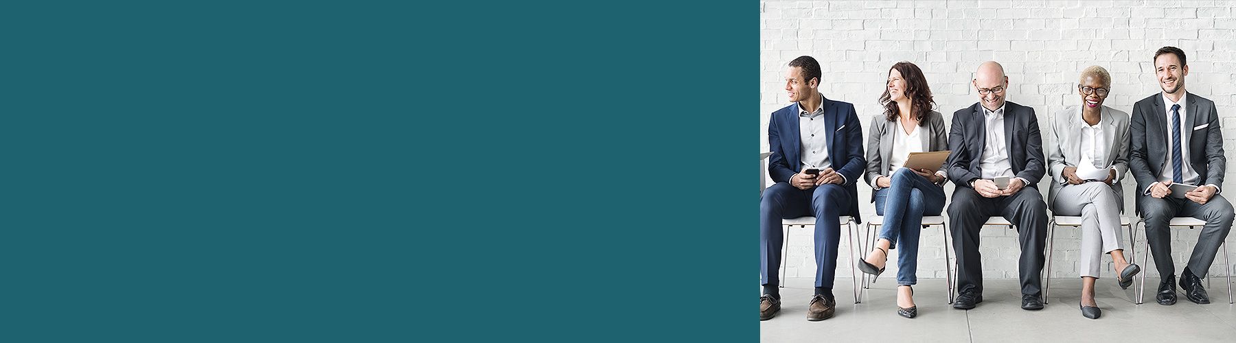 Eine Gruppe von sechs Menschen nimmt an einer Panelbefragung teil.