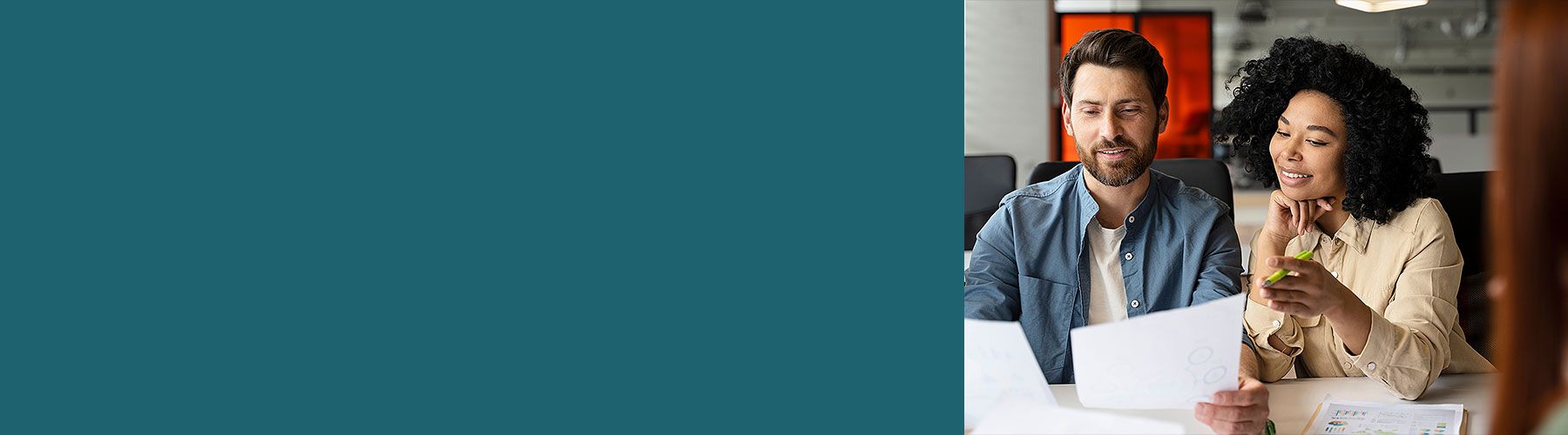 Ein Mann füllt mit einer Frau eine Mitarbeiterbefragung aus.