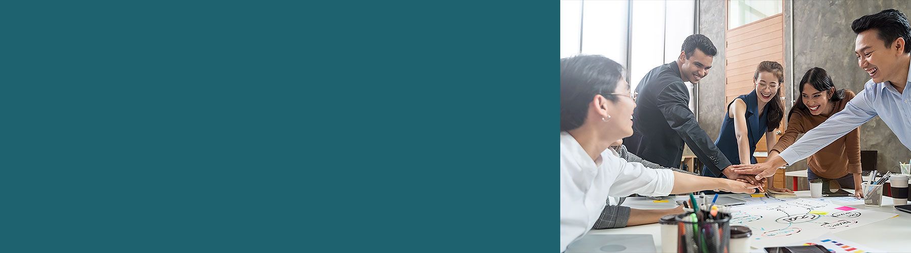 Nach einem Change Management geben alle Teilnehmer ihre Hände in die Mitte.