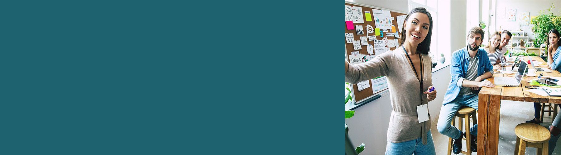 Eine Gruppe von Mitarbeitenden diskutiert die Resultate einer Conjoint-Analayse.