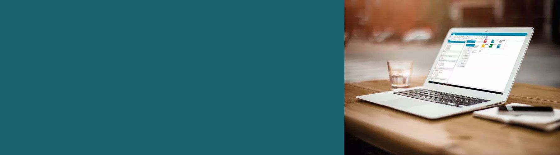 Auf einem Laptop ist die Fragebogenprogrammierung von Rogator zu sehen.