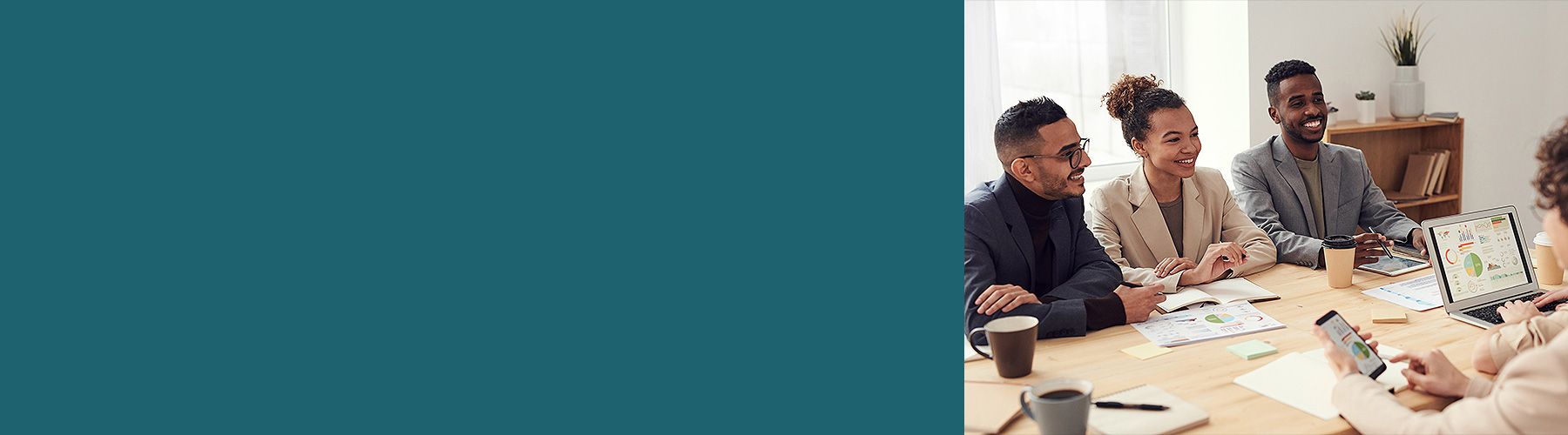 Eine Team diskutiert am Tisch zum Thema Führung.