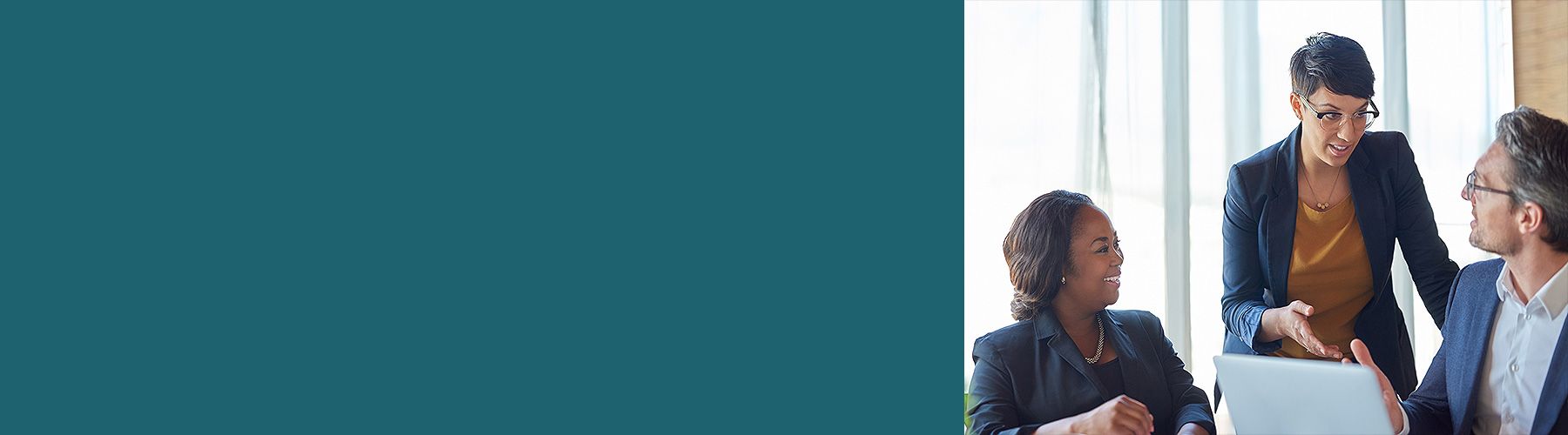 Eine Geschäftsfrau erklärt ihrer Kollegin und ihrem Kollegen, wie man eine Gefährdungsbeurteilung durchführen kann.