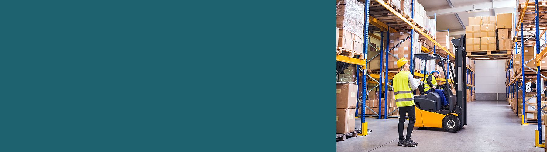 Eine Frau navigiert einen Mann auf einem Gabelstapler. Beide Mitarbeiter sind bei einer Mitarbeiterbefragung in der Industrie eingeschränkt erreichbar.