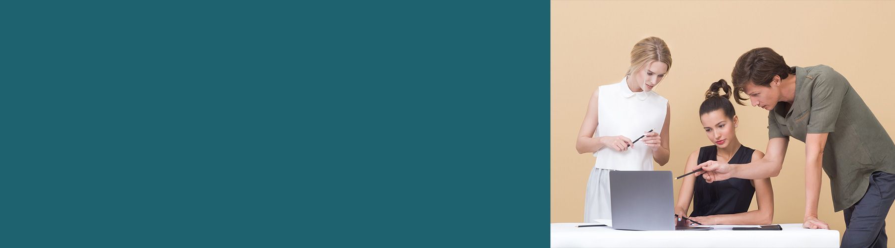 Panel-Studien brauchen ein klares Konzept. Ein Team konzipiert eine Panle-Studie in einer Besprechung.