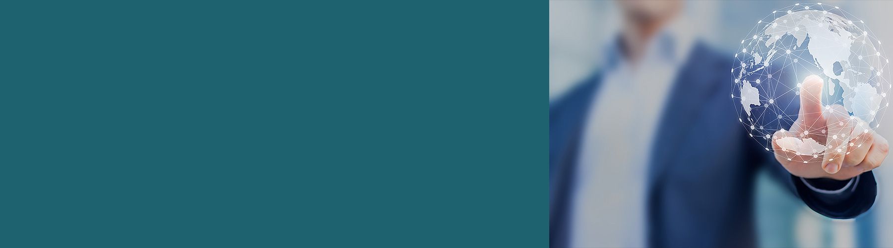 Mitarbeitender tippt auf Weltkugel für eine internationale Mitarbeiterbefragung.