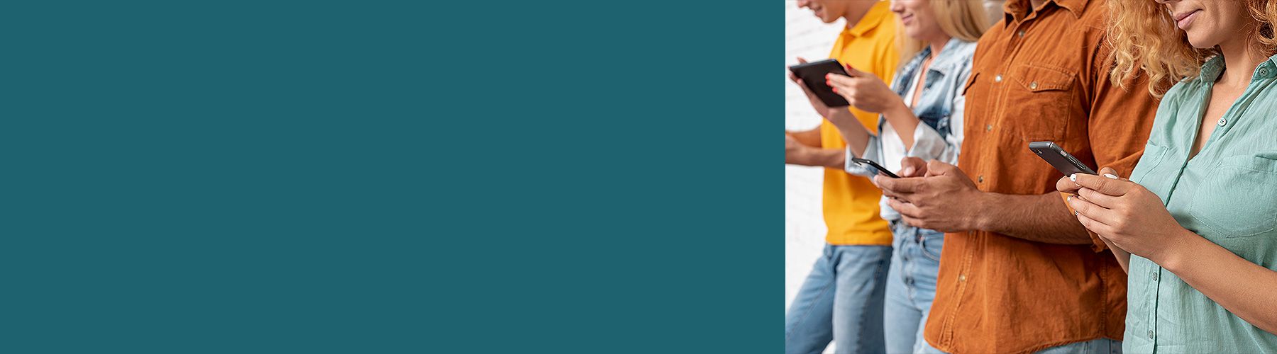 Mehrere Menschen sind am Smartphone und geben Feedback an Ihre Führungskraft.