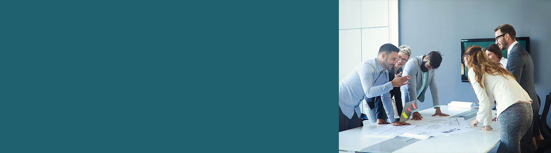 Ein Team diskutiert die Ergebnisse der internen Kundenzufriedenheits-Befragung.