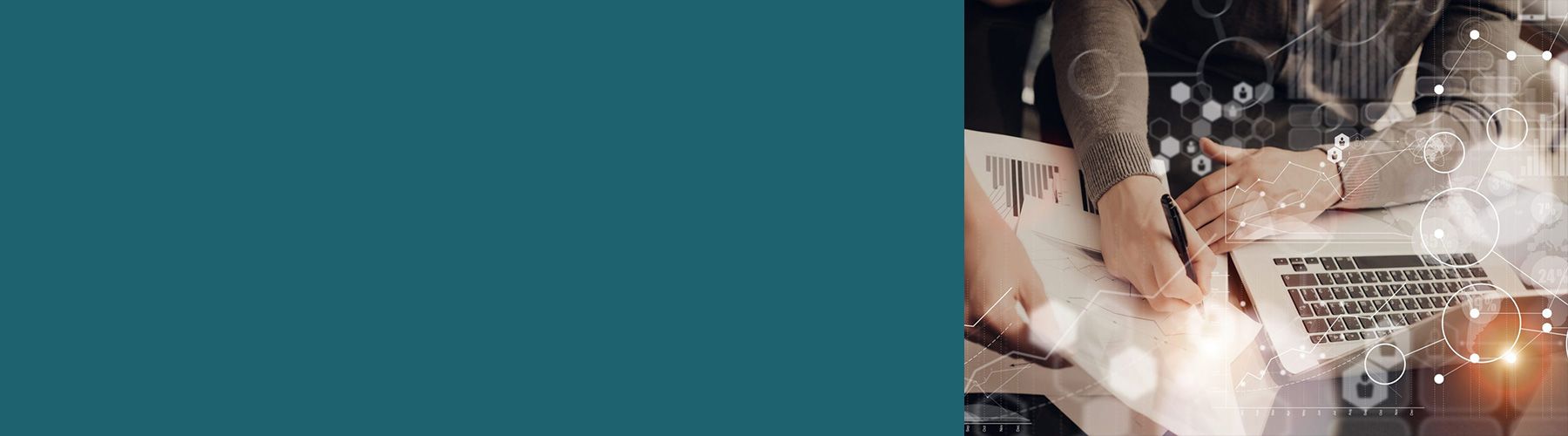 Zwei Personen planen am Schreibtisch mit Datenblättern und am Laptop einen Konzepttest.