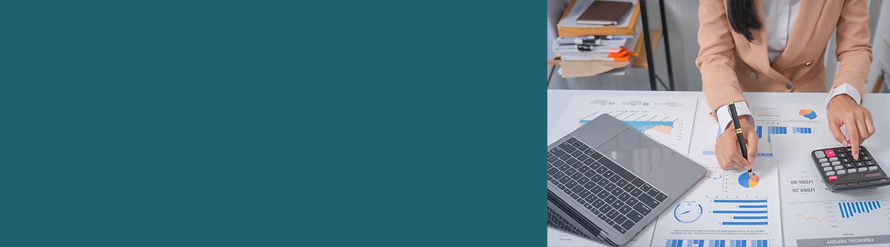 Die NPS wird von einer Verantwortlichen analysiert. Auf ihrem Schreibtisch liegen Auswertungsunterlagen.