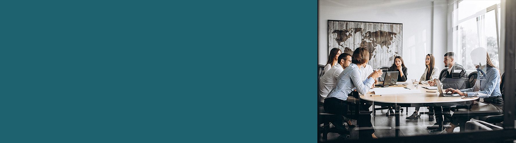 Ein Team bespricht die Durchführung einer Mitarbeiterbefragung zurStandortverlagerung.