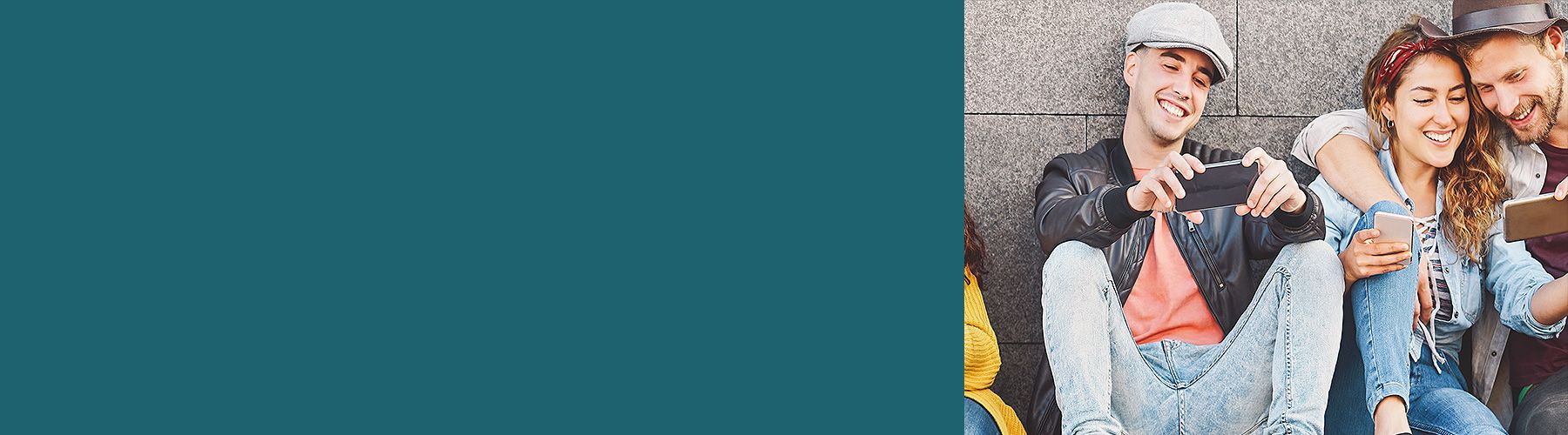 Drei junge Erwachsene führen eine Panelbefragung am Smartphone durch.