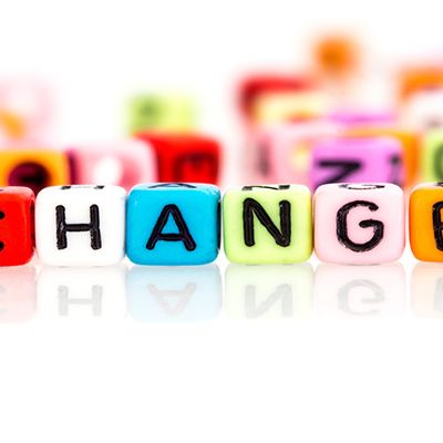 Ein paar bunte Würfel liegen nebeneinander und ergeben das Wort Change Management.